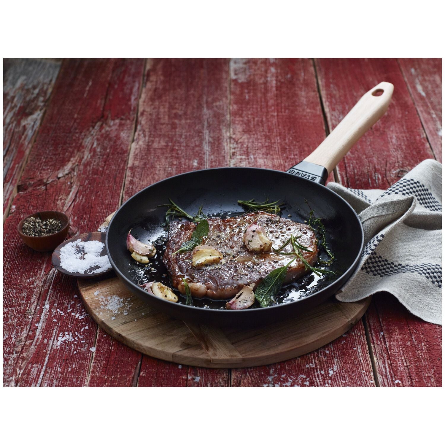 Čuguna panna 28cm ar koka rokturi STAUB Pans