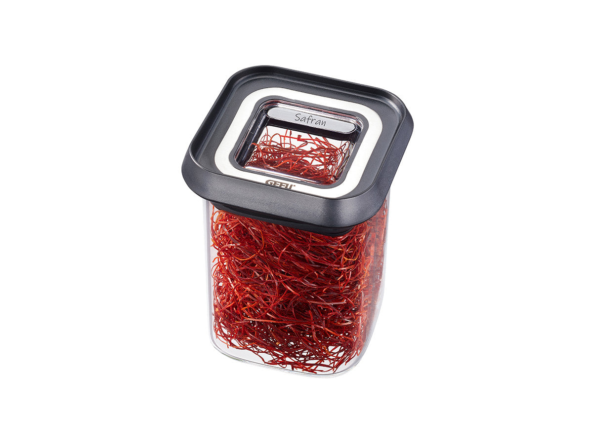 Stikla trauks beramiem pārtikas produktiem GEFU PANTRY MINI ar caurspīdīgu vāku, pildīts ar safrānu. Stikla trauks beramiem pārtikas produktiem GEFU PANTRY MINI ar caurspīdīgu vāku, pildīts ar safrānu.