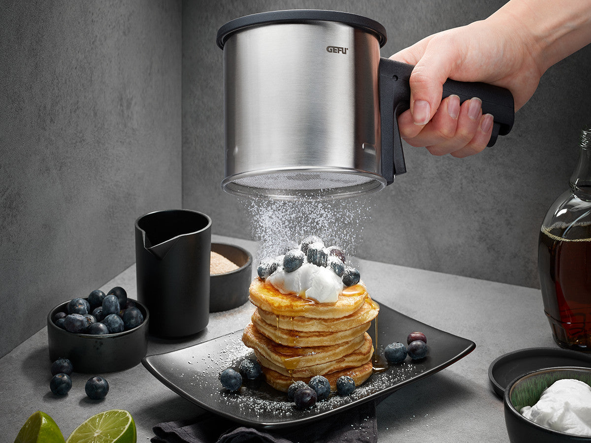 Siets miltu, pūdercukura, kakao sijāšanai GEFU SIVA ar vāciņiem no augšas un apakšas Siets miltu, pūdercukura, kakao sijāšanai GEFU SIVA ar vāciņiem no augšas un apakšas