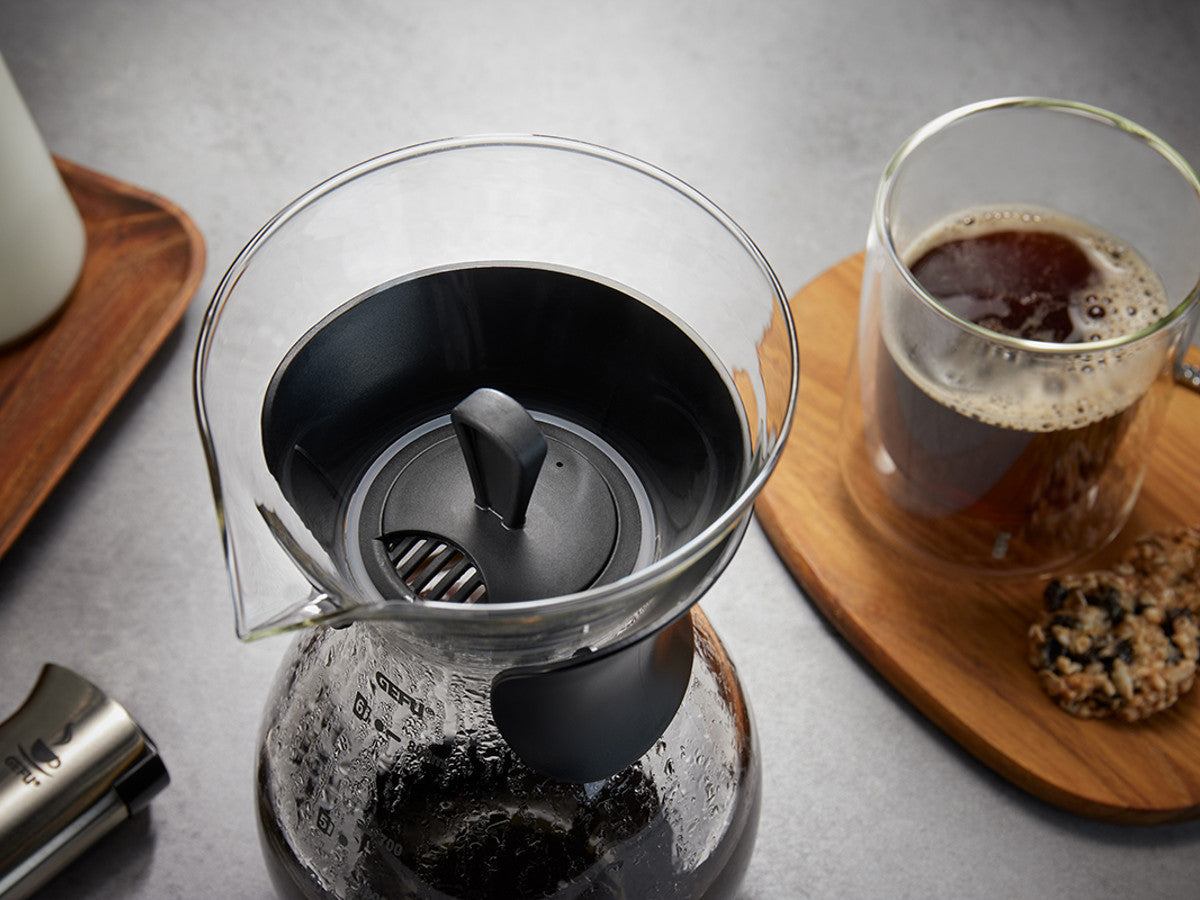 Stikla kafijas karafe Pour Over GEFU BUTIO, 800ml, komplektā ar metāla filtru Stikla kafijas karafe Pour Over GEFU BUTIO, 800ml, komplektā ar metāla filtru