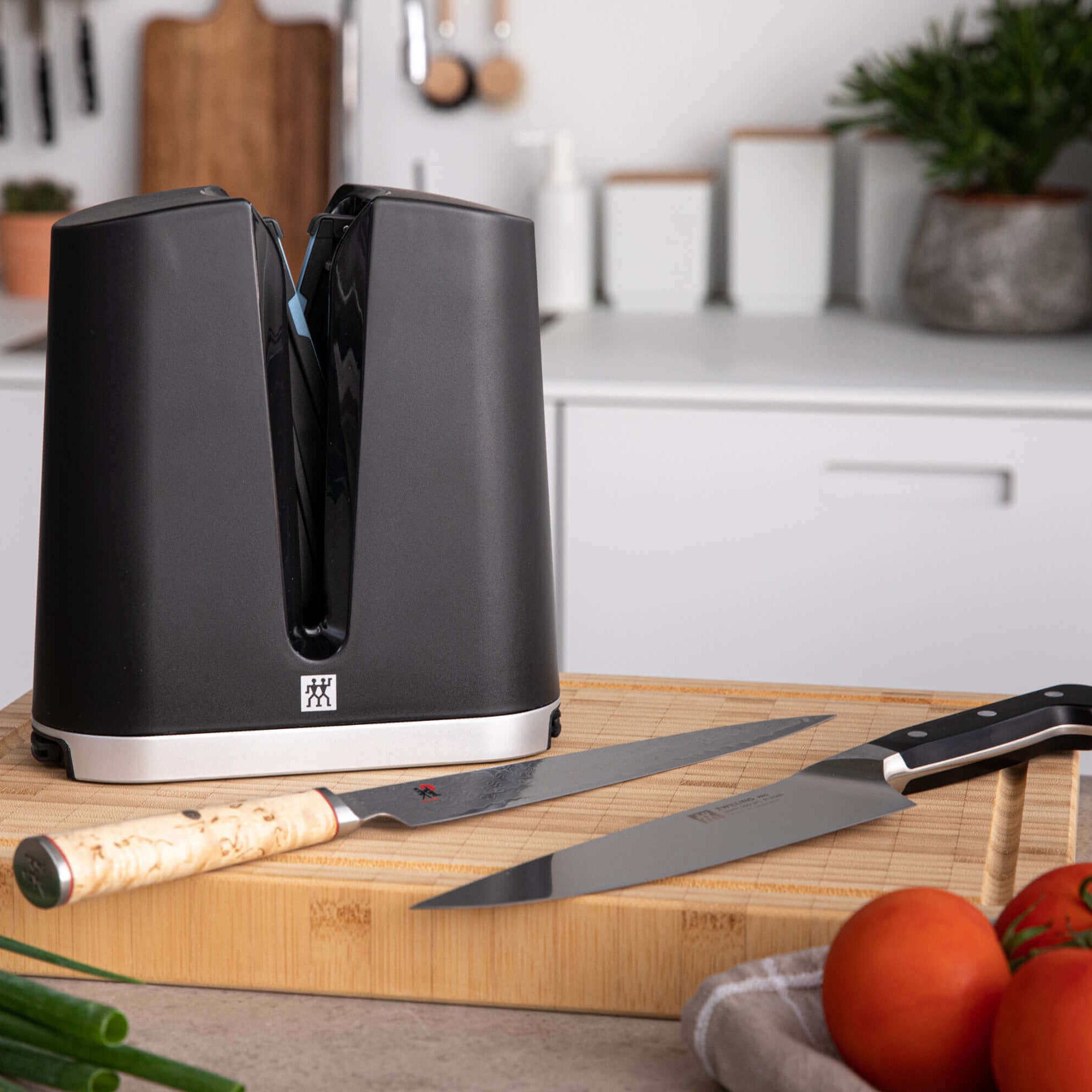 Nažu asināmais ZWILLING V-Edge 20 cm Eiropas un Āzijas asmeņiem