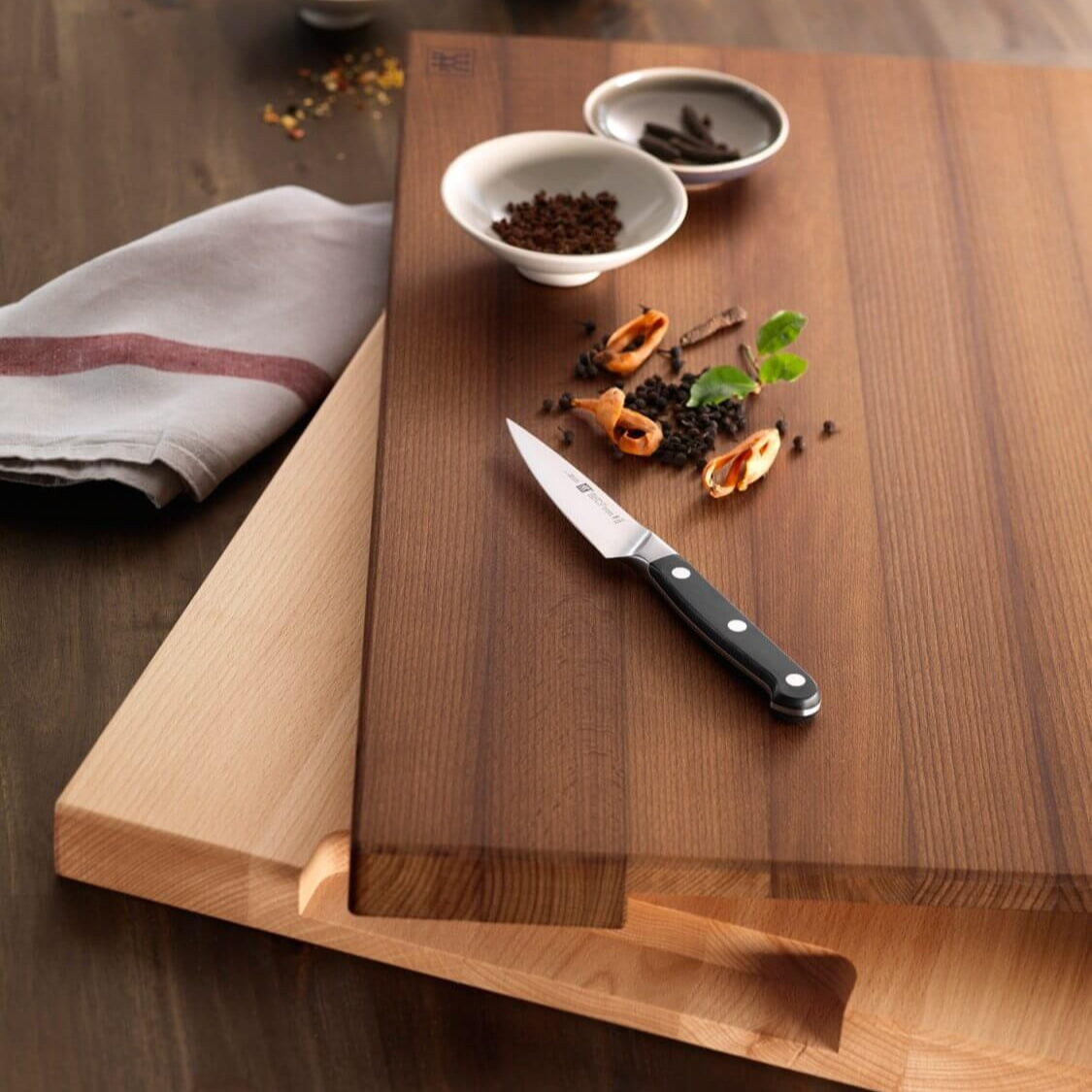 Knife set ZWILLING PRO 2pcs. - vegetable knife and chef's knife Nažu komplekts ZWILLING PRO 2pr. - dārzeņu nazis un pavāra nazis