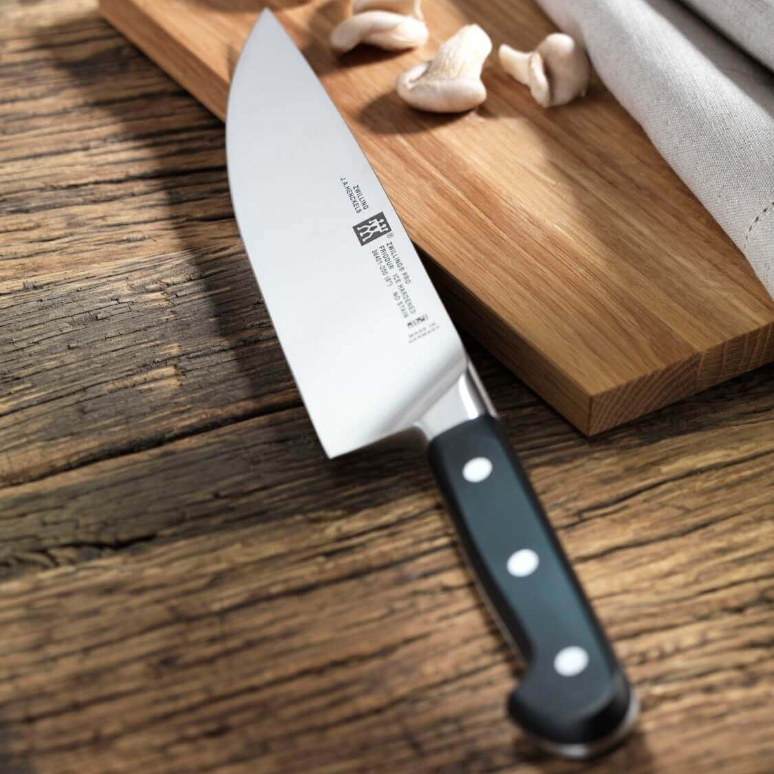 Knife set ZWILLING PRO 2pcs. - vegetable knife and chef's knife Nažu komplekts ZWILLING PRO 2pr. - dārzeņu nazis un pavāra nazis