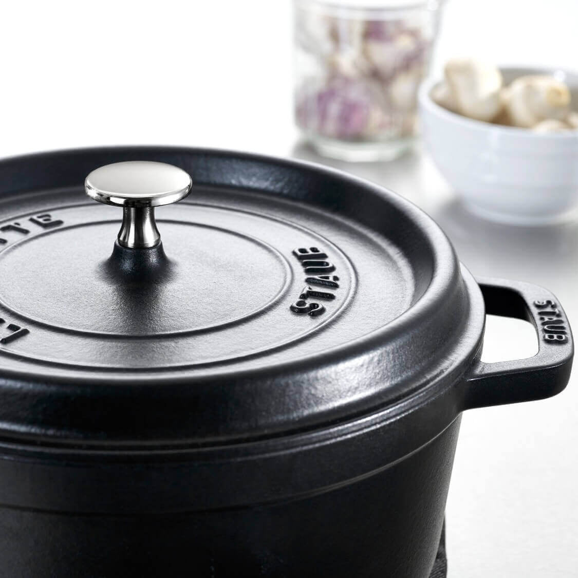 Emaljēts čuguna katls ar vāku Staub 24cm 3,8L Cocotte, melns Emaljēts čuguna katls ar vāku Staub 24cm 3,8L Cocotte, melns