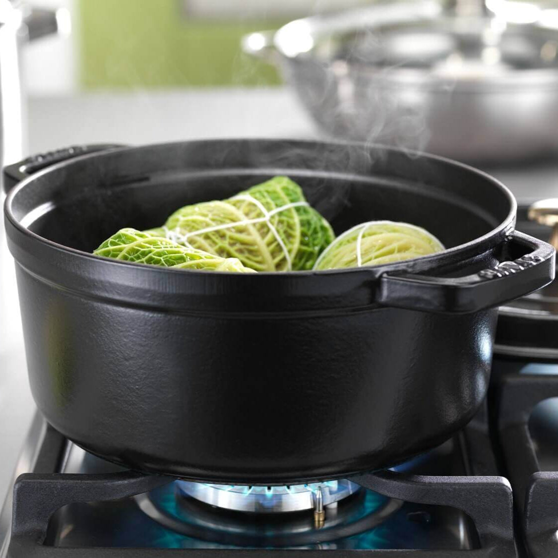 Emaljēts čuguna katls ar vāku Staub 24cm 3,8L Cocotte, melns Emaljēts čuguna katls ar vāku Staub 24cm 3,8L Cocotte, melns