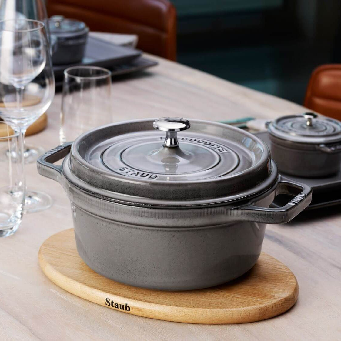 Emaljēts čuguna katls ar vāku Staub 24cm 3,8L Cocotte, grafīta pelēks Emaljēts čuguna katls ar vāku Staub 24cm 3,8L Cocotte, grafīta pelēks