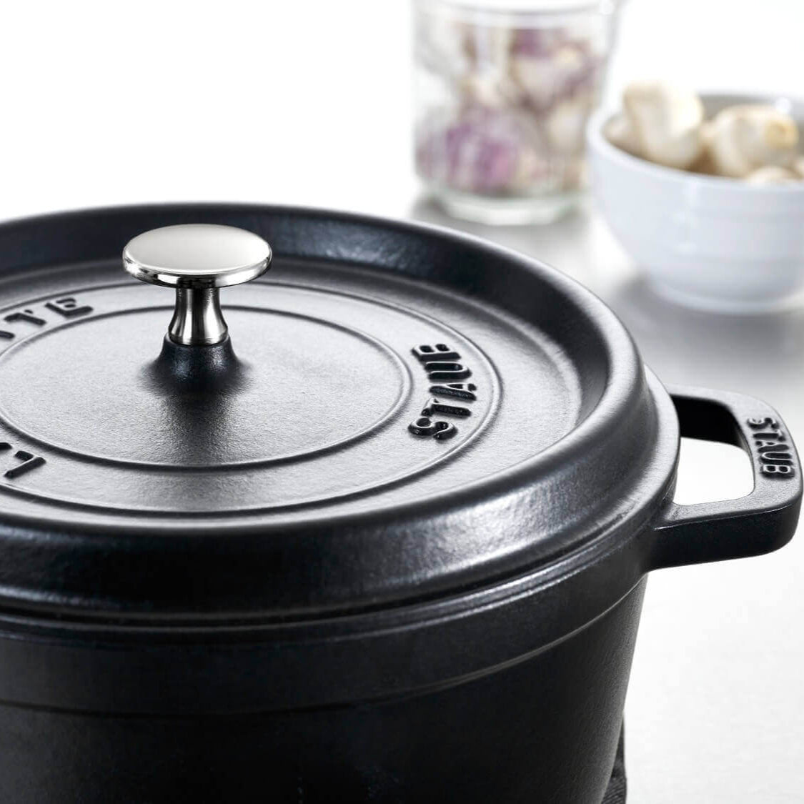 Čuguna katls STAUB LA COCOTTE 22cm 2.6L, melns Čuguna katls STAUB LA COCOTTE 22cm 2.6L, melns
