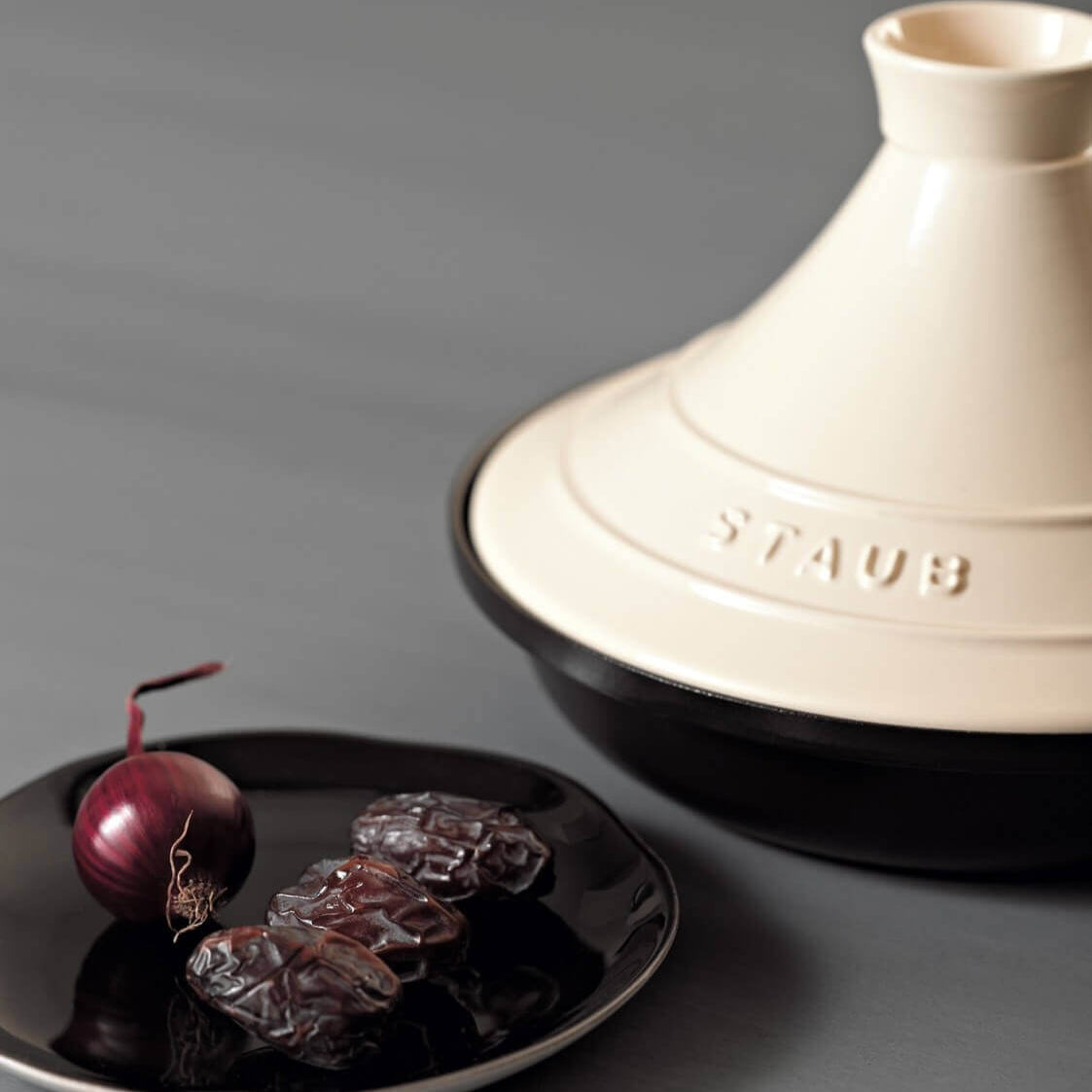 Čuguna tadžina STAUB Specialities 28 cm, smilškrāsas