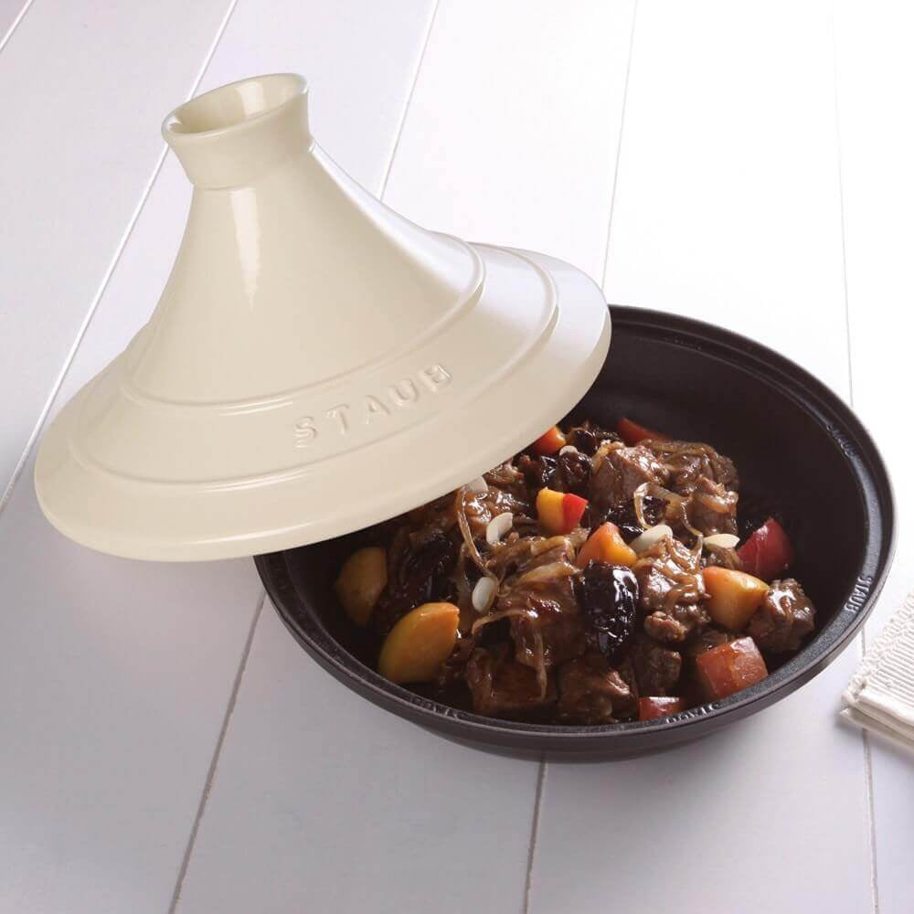 Čuguna tadžina STAUB Specialities 28 cm, smilškrāsas