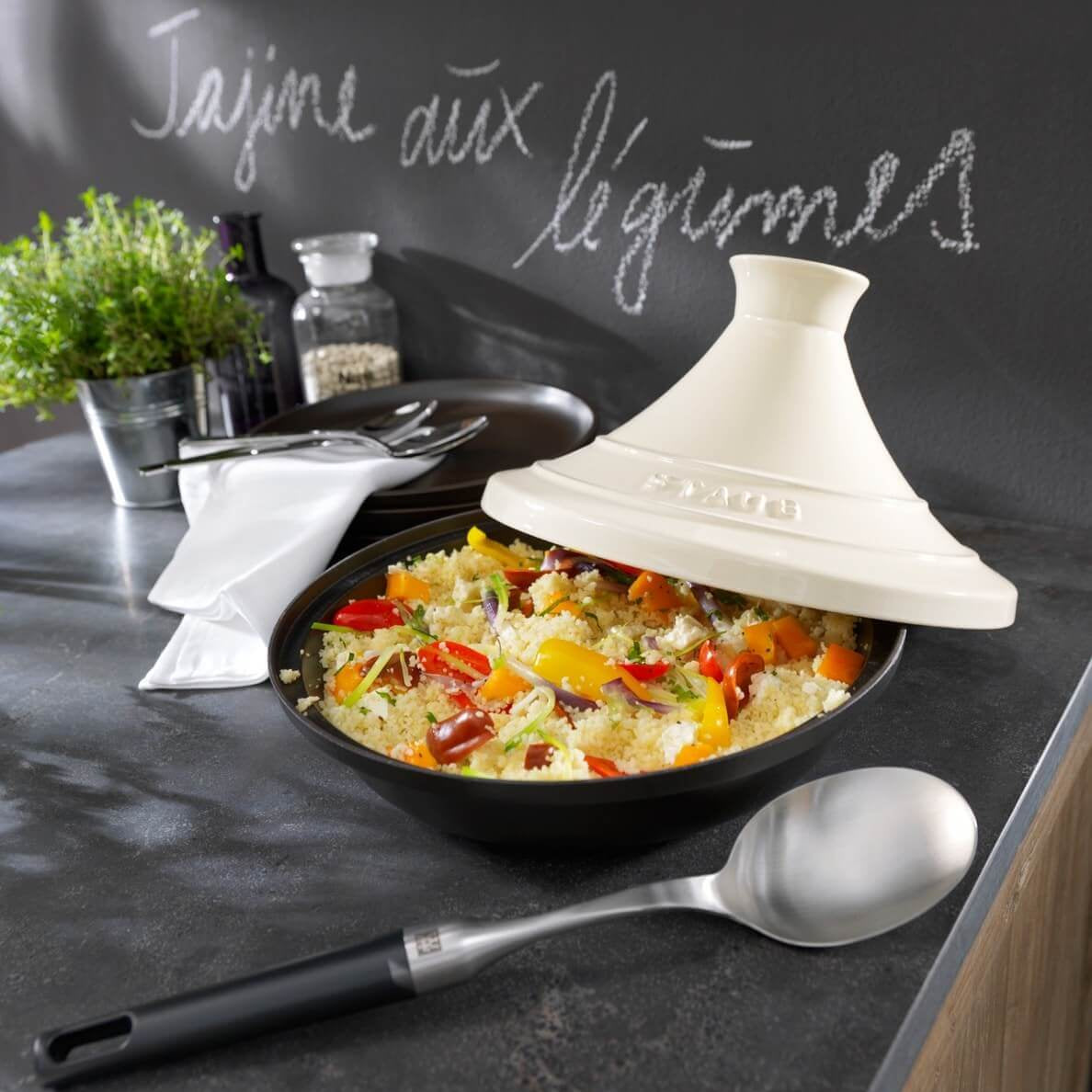 Čuguna tadžina STAUB Specialities 28 cm, smilškrāsas