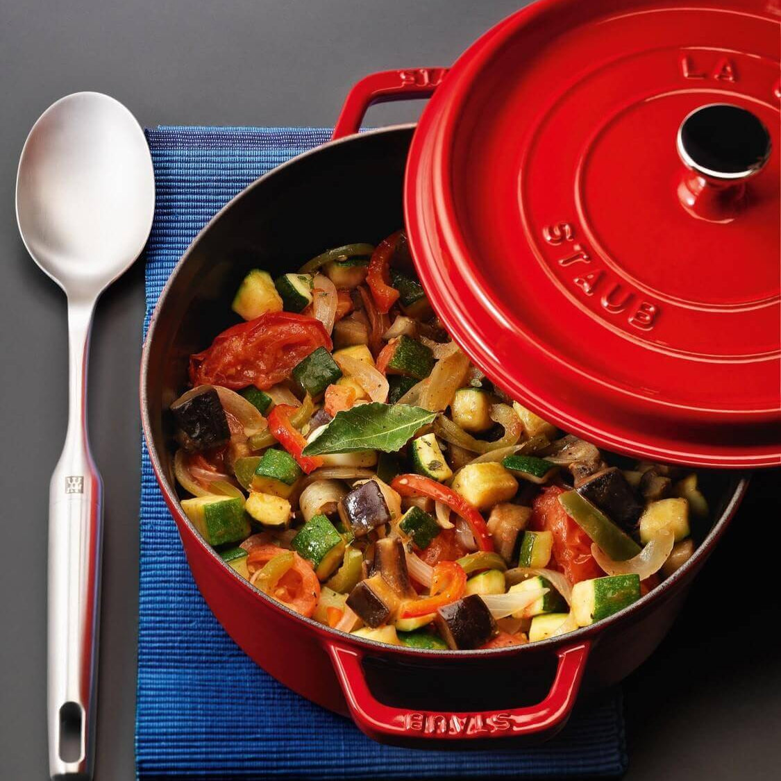 Čuguna katls STAUB LA COCOTTE 22cm 2.6L, sarkans Čuguna katls STAUB LA COCOTTE 22cm 2.6L, sarkans
