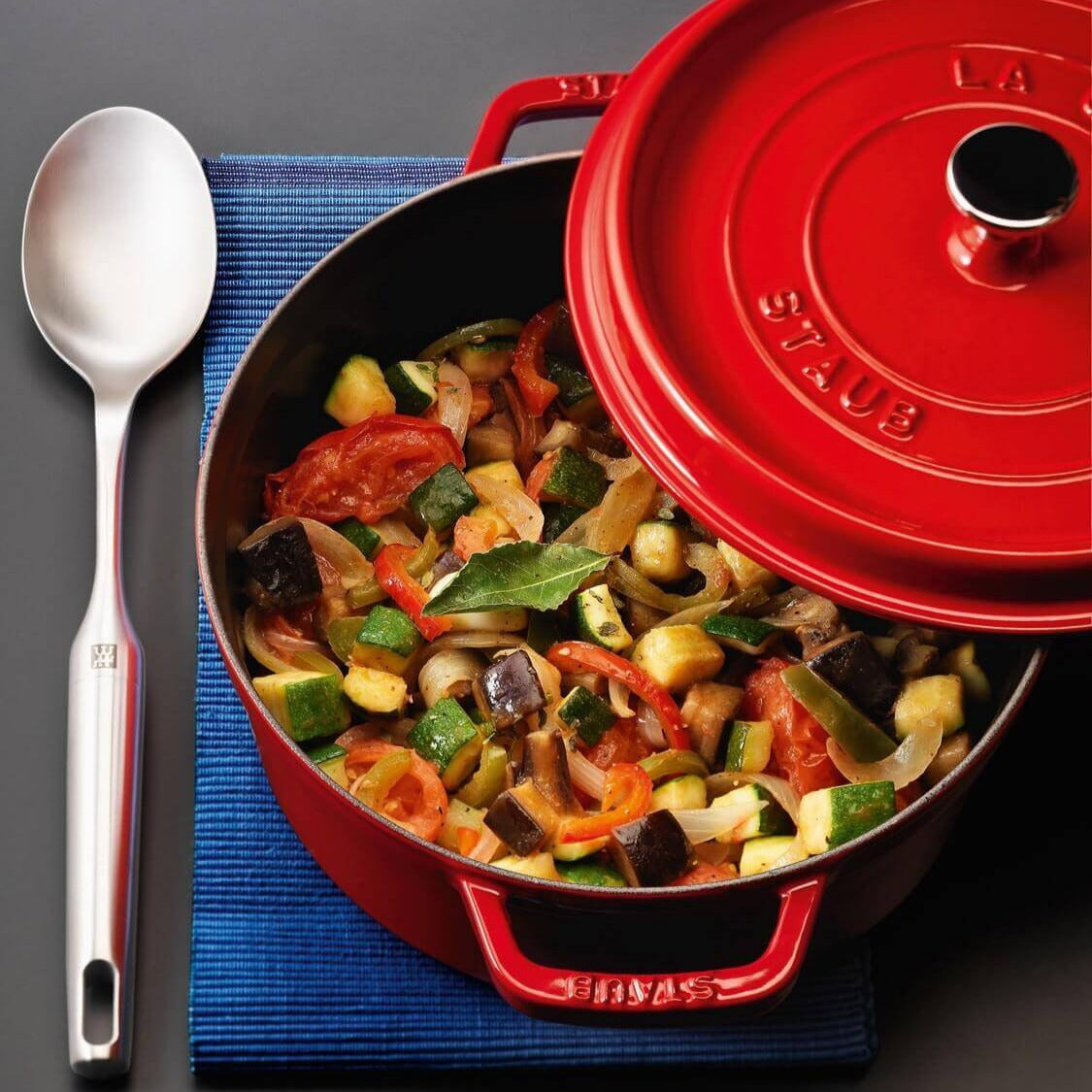 Emaljēts čuguna katls ar vāku Staub 24cm 3,8L Cocotte, sarkans