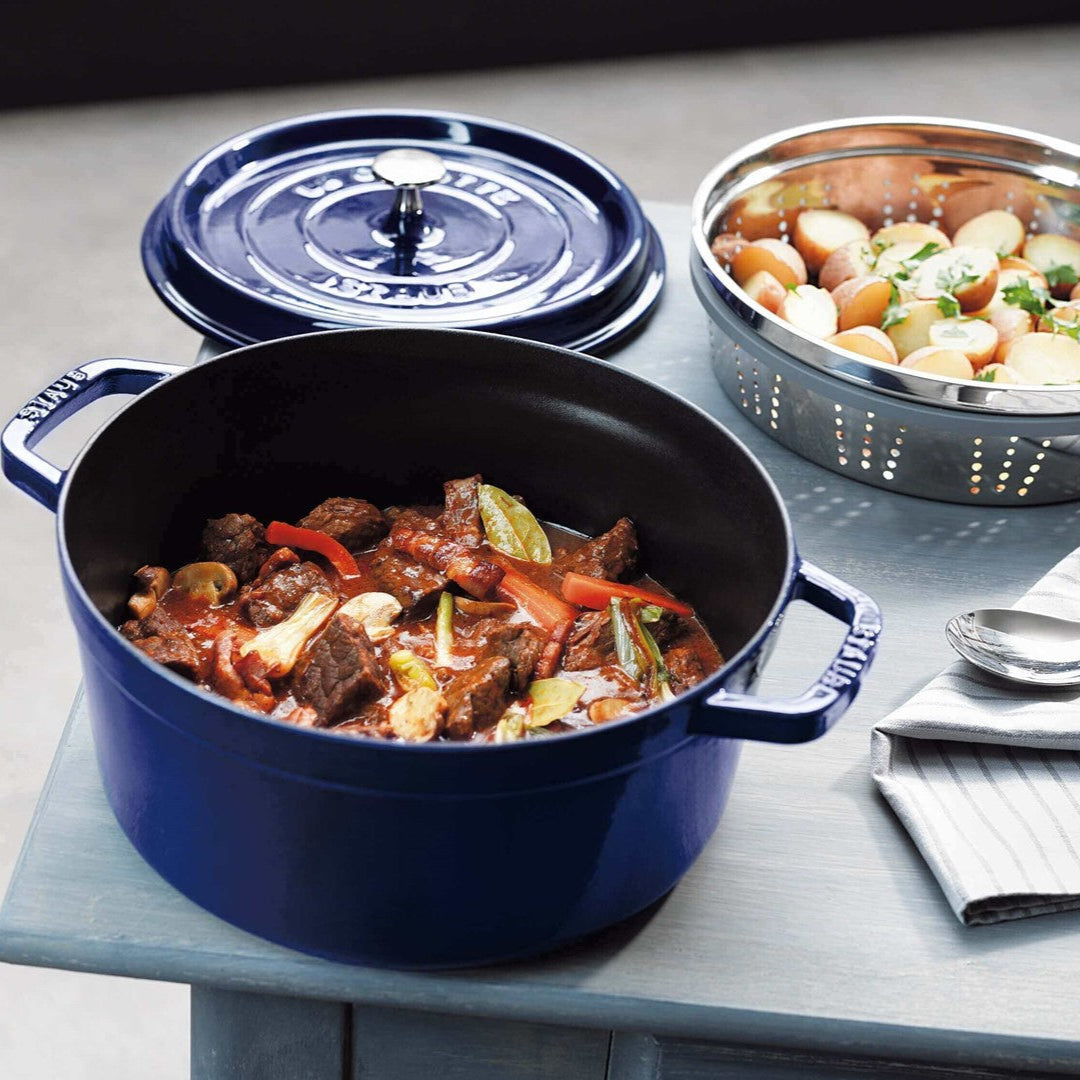 Čuguna katls STAUB LA COCOTTE 22cm 2.6L, zils Čuguna katls STAUB LA COCOTTE 22cm 2.6L, zils