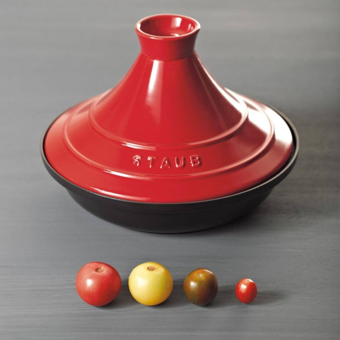 Čuguna tadžina STAUB Specialities 28 cm, sarkana