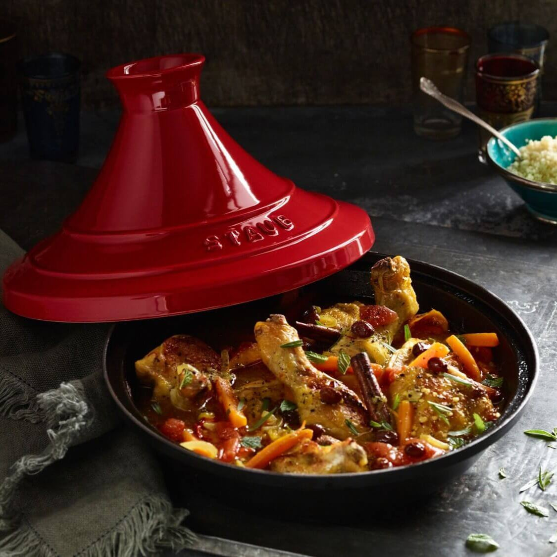 Čuguna tadžina STAUB Specialities 28 cm, sarkana