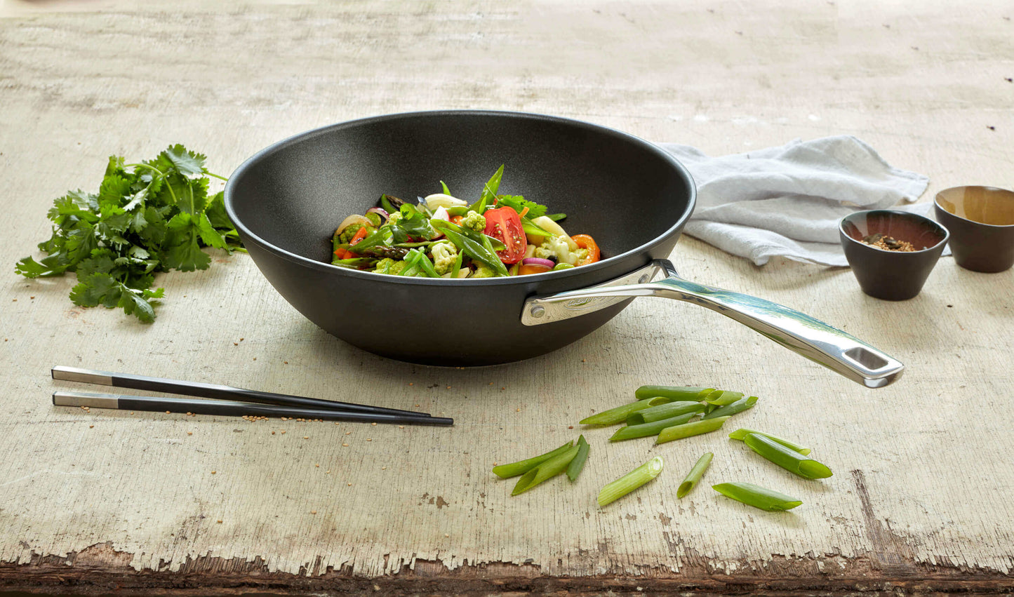 Wok panna DEMEYERE Alu Pro 5 30cm, non-stick, indukcijai Wok panna DEMEYERE Alu Pro 5 30cm, non-stick, indukcijai