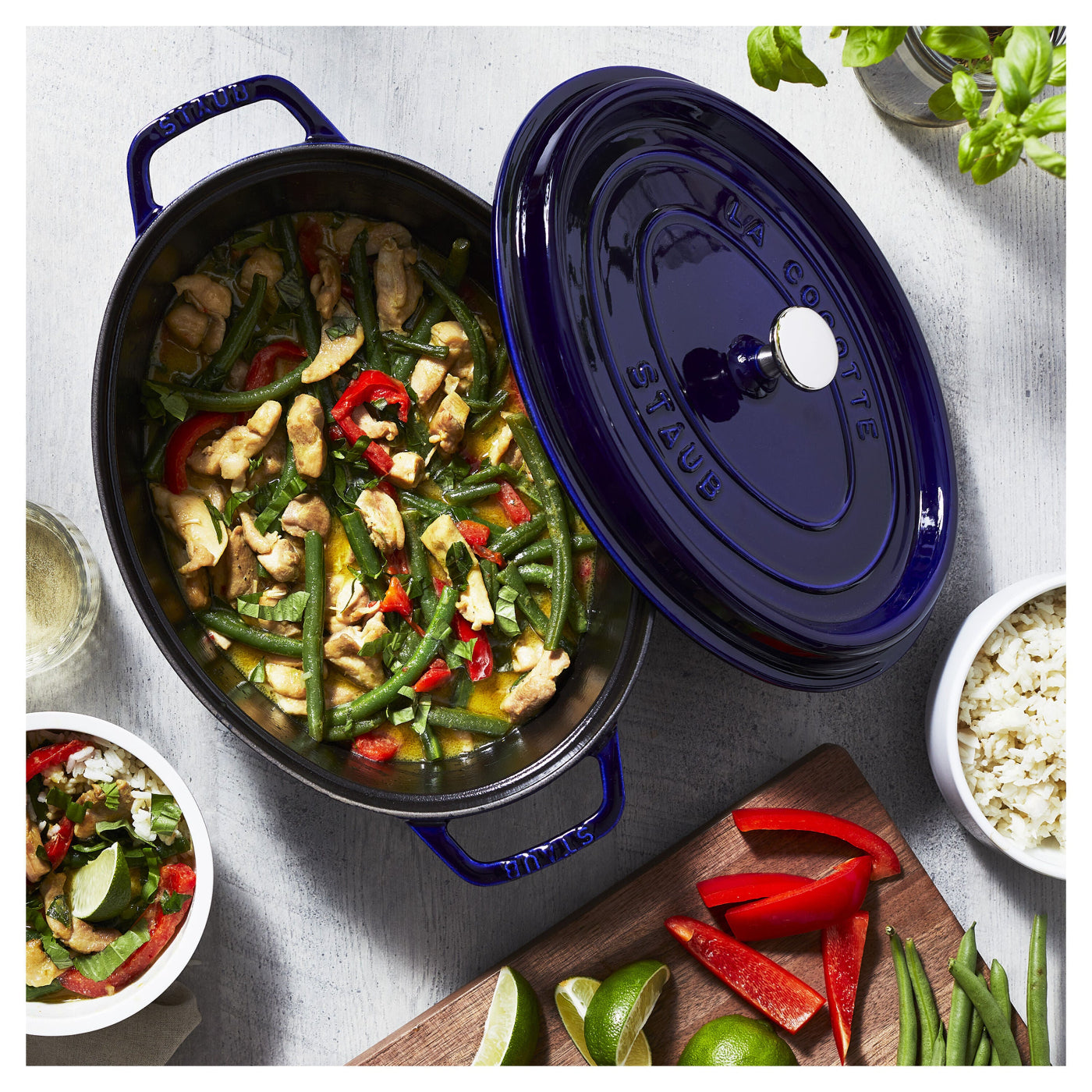 Ovāls čuguna katls STAUB LA COCOTTE 5.5L, tumši zils