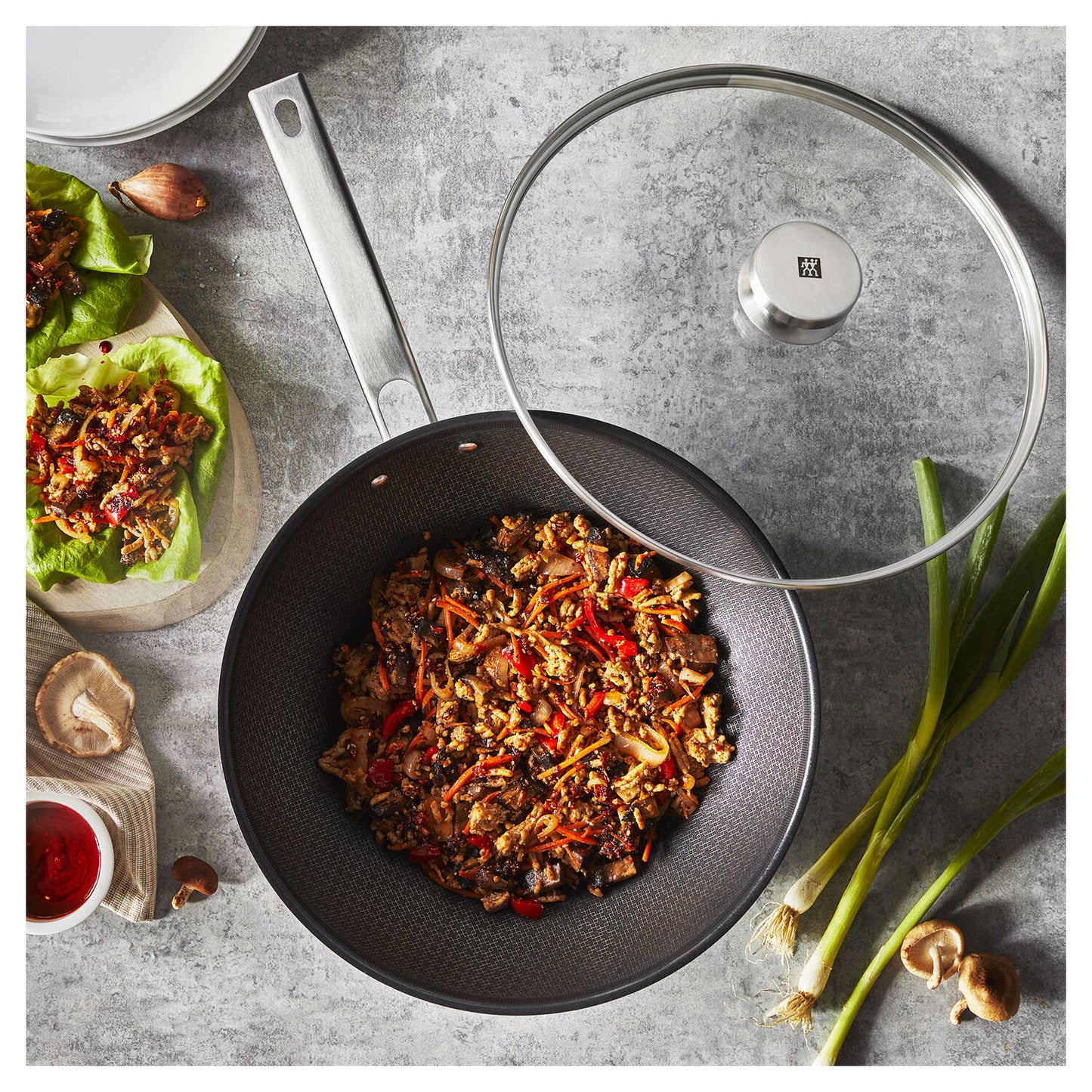 WOK panna 30cm ZWILLING Joy Plus indukcijai, ar šūnveida pārklājumu WOK panna 30cm ZWILLING Joy Plus indukcijai, ar šūnveida pārklājumu