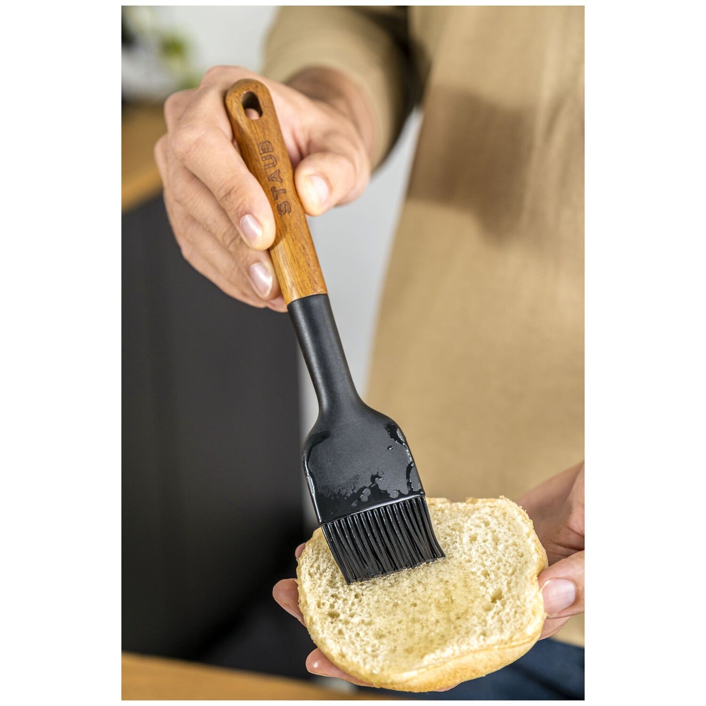 Silikona konditorejas otiņa STAUB 22 cm Silikona konditorejas otiņa STAUB 22 cm