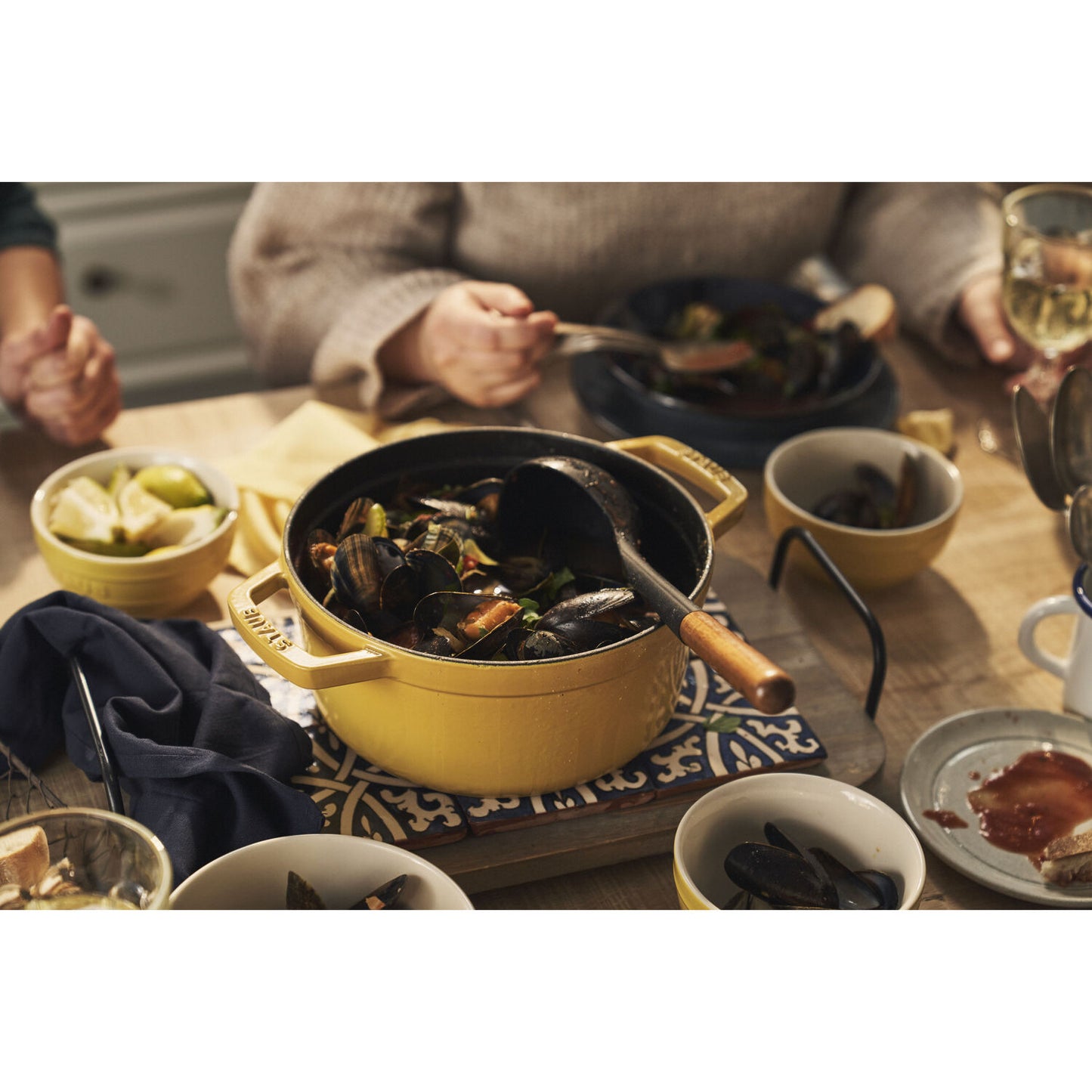 Čuguna katls emaljēts ar vāku 24cm 3.7L Staub La Cocotte, dzeltens