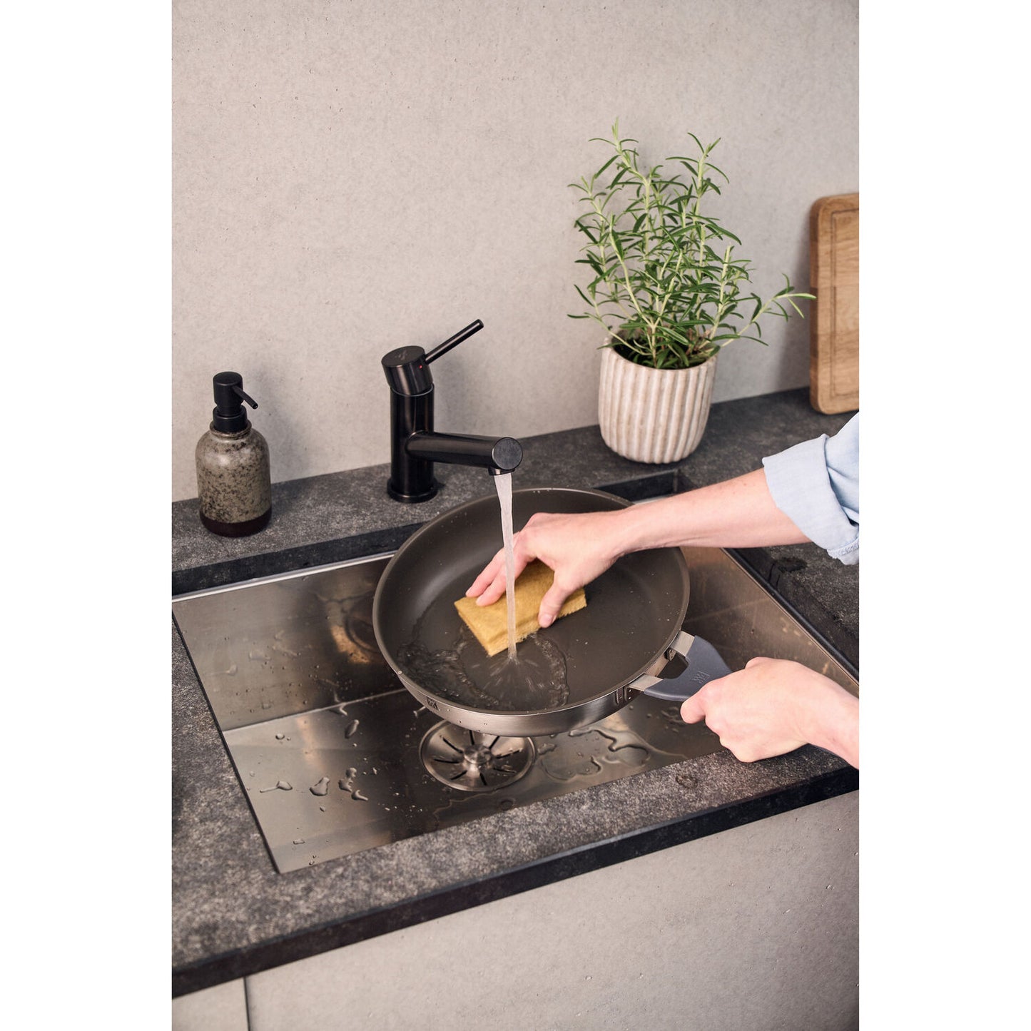 Panna ar keramikas pārklājumu 24cm ZWILLING Simplify indukcijai, nerūsējošais tērauds Panna ar keramikas pārklājumu 24cm ZWILLING Simplify indukcijai, nerūsējošais tērauds