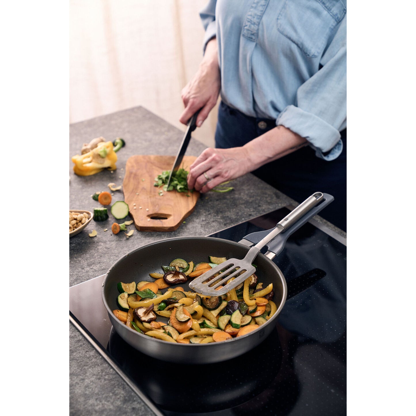Panna ar keramikas pārklājumu 24cm ZWILLING Simplify indukcijai, nerūsējošais tērauds Panna ar keramikas pārklājumu 24cm ZWILLING Simplify indukcijai, nerūsējošais tērauds