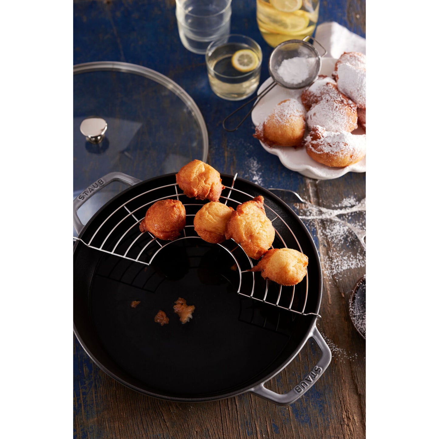 Čuguna WOK panna 30cm STAUB Specialities, ar vāku Čuguna WOK panna 30cm STAUB Specialities, ar vāku