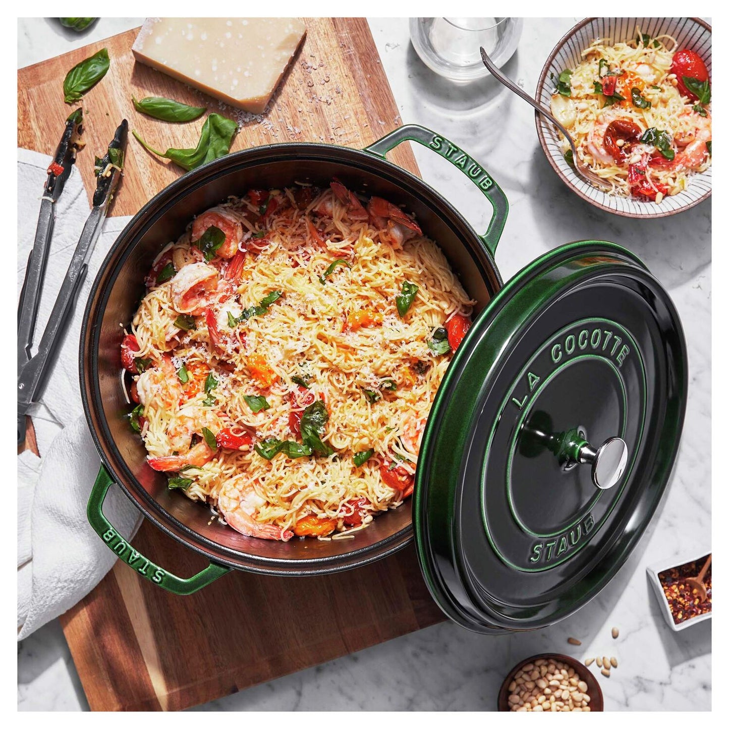 Emaljēts čuguna katls ar vāku Staub 24cm 3,8L Cocotte, tumši zaļš Emaljēts čuguna katls ar vāku Staub 24cm 3,8L Cocotte, tumši zaļš