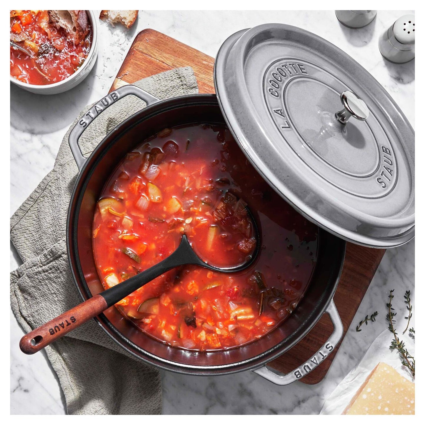 Emaljēts čuguna katls ar vāku Staub 24cm 3,8L Cocotte, grafīta pelēks Emaljēts čuguna katls ar vāku Staub 24cm 3,8L Cocotte, grafīta pelēks