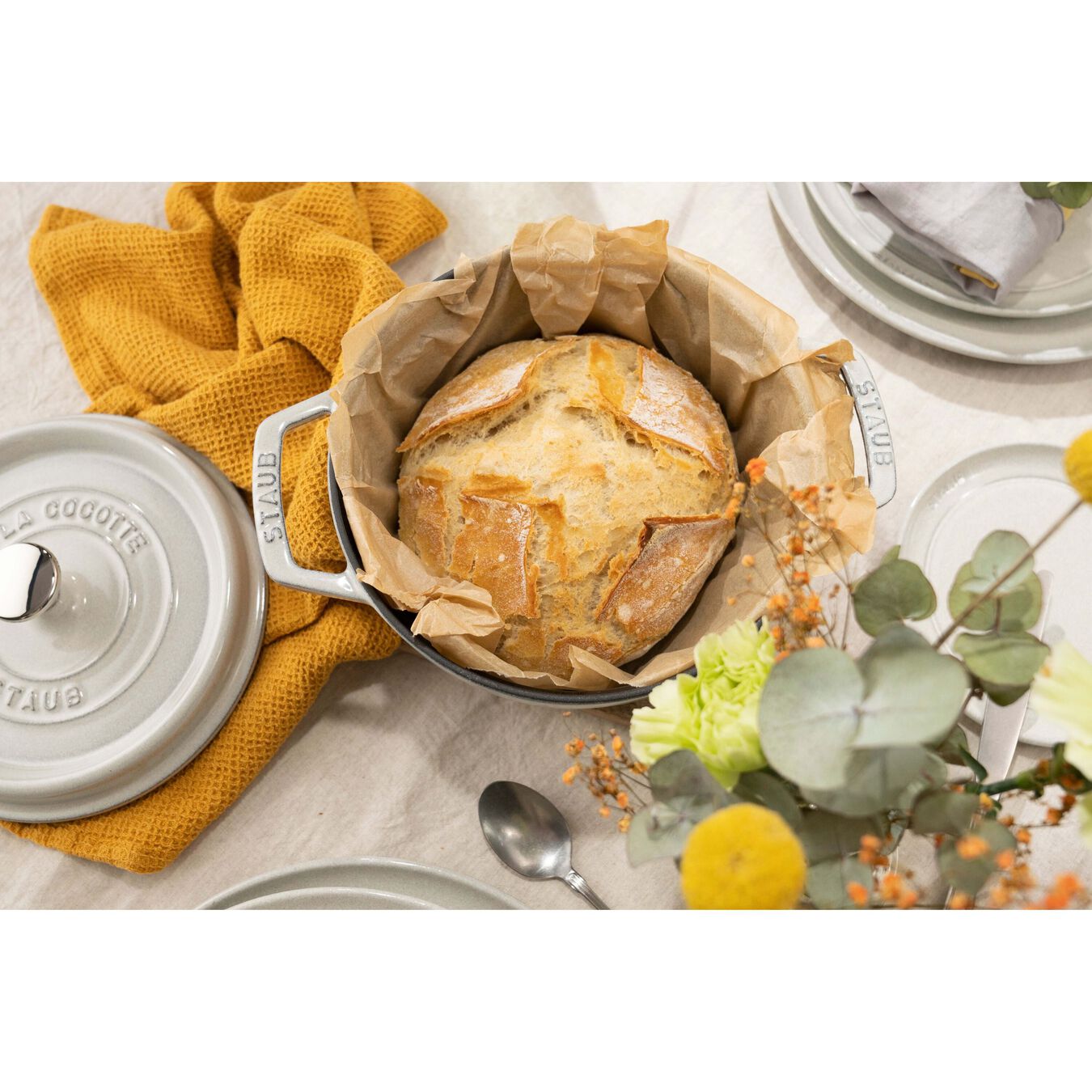 Emaljēts čuguna katls ar vāku Staub 26cm 5.2L Cocotte, trifeļu balts Emaljēts čuguna katls ar vāku Staub 26cm 5.2L Cocotte, trifeļu balts