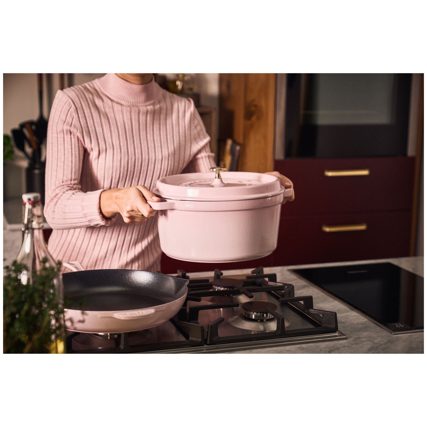 Emaljēts čuguna katls ar vāku 26cm Staub La Cocotte 5.2L rozā Emaljēts čuguna katls ar vāku 26cm Staub La Cocotte 5.2L rozā