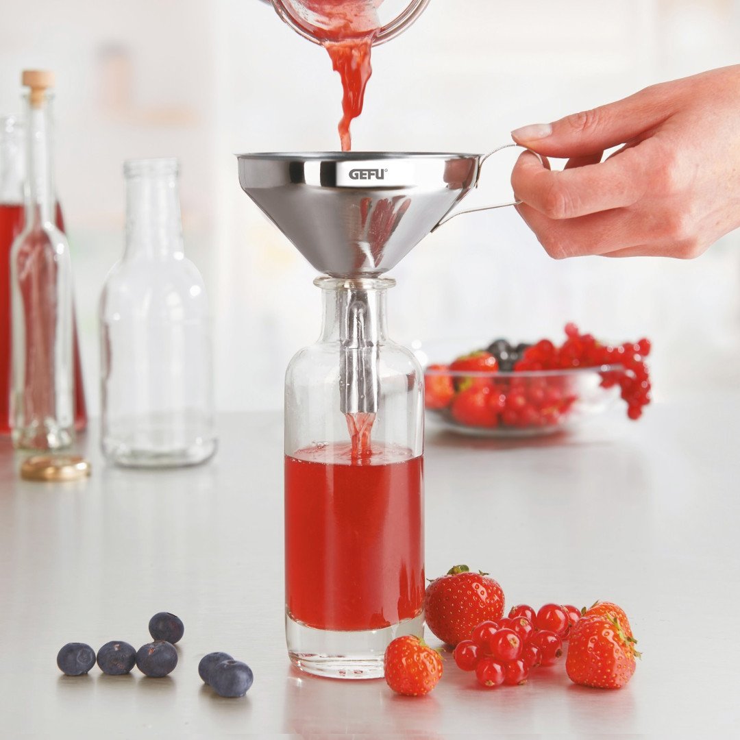 Metāla virtuves piltuve GEFU VERSARE 10,5cm, ar sietiņu