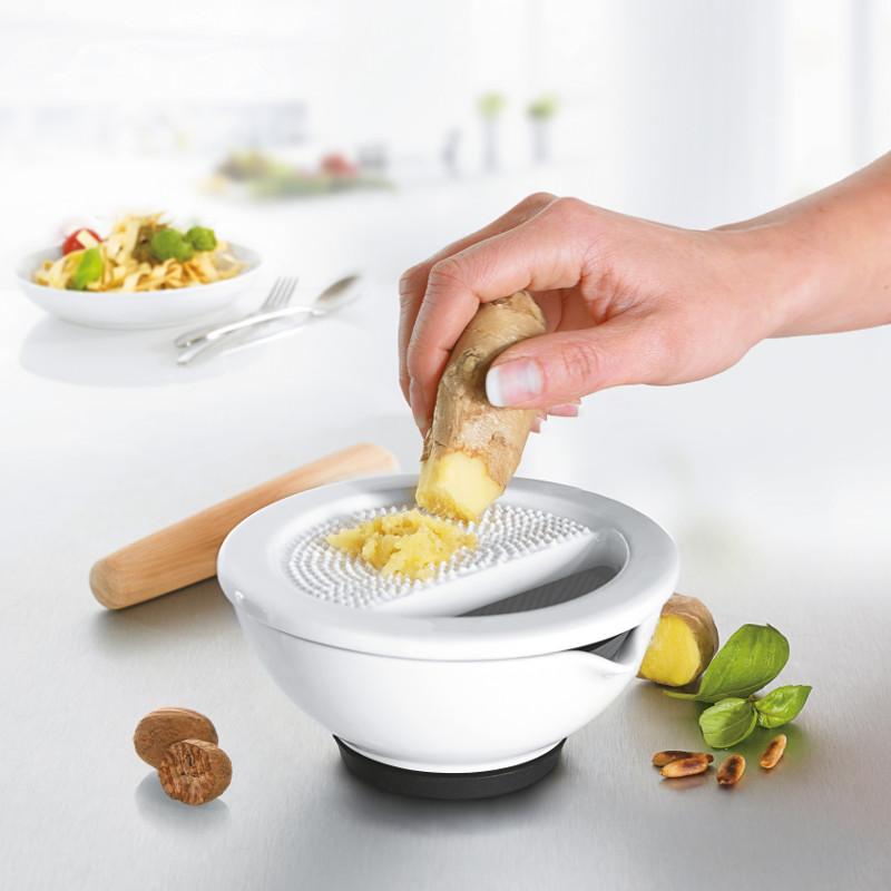 Porcelāna miezeris ar koka piestu un rīvi GEFU SURI 12,5cm