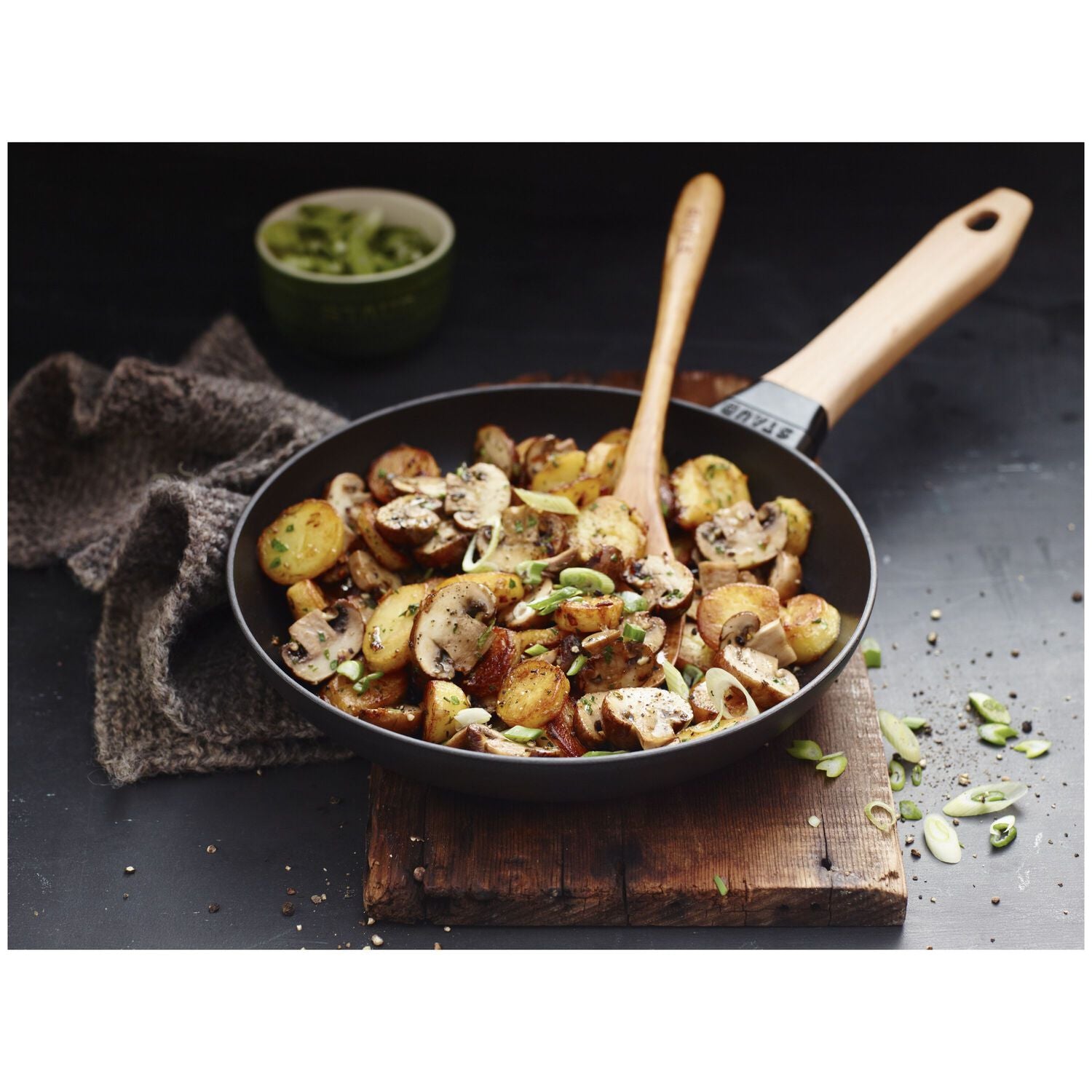 Čuguna panna 24cm STAUB Pans ar koka rokturi