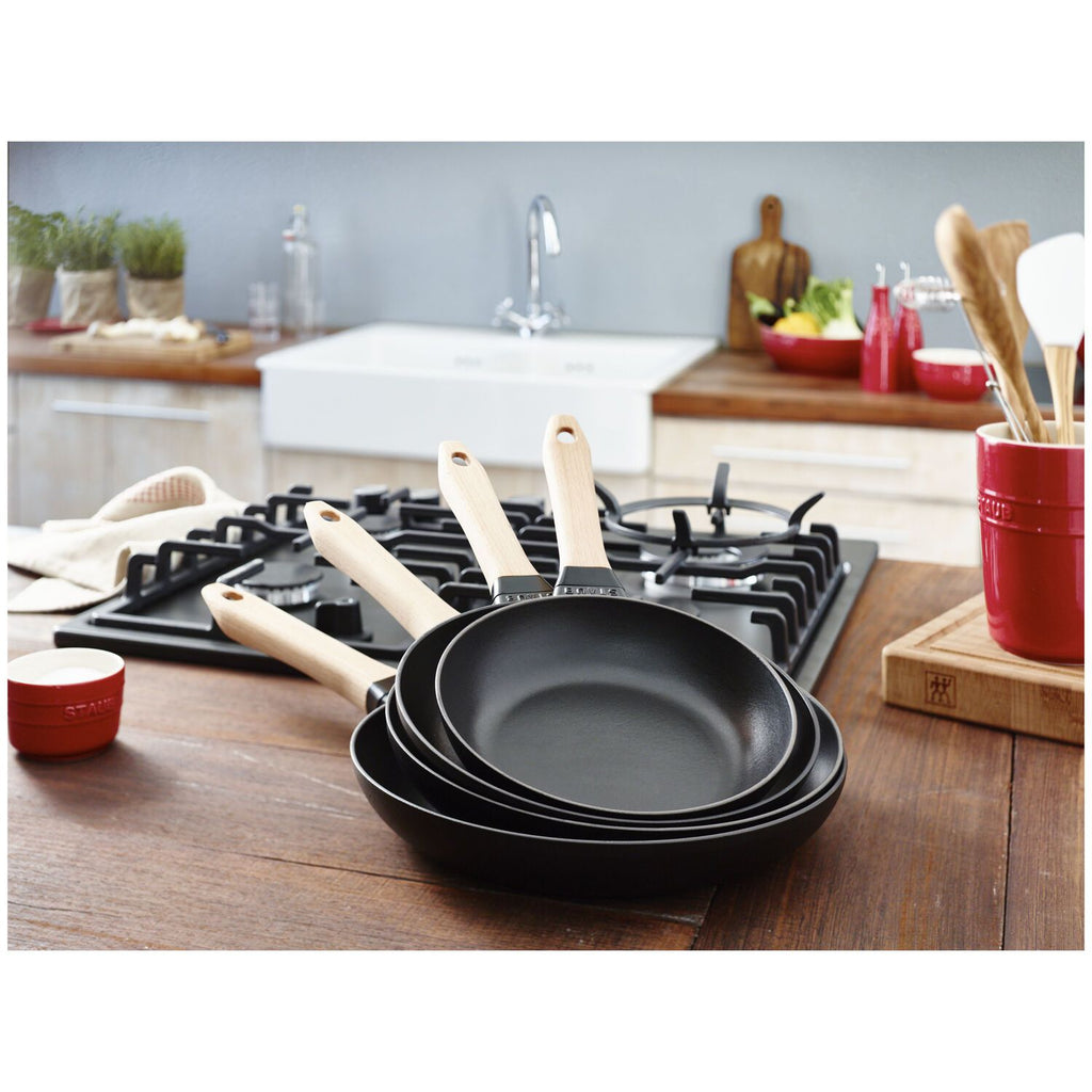 Čuguna panna 28cm ar koka rokturi STAUB Pans