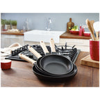 Čuguna panna 28cm ar koka rokturi STAUB Pans