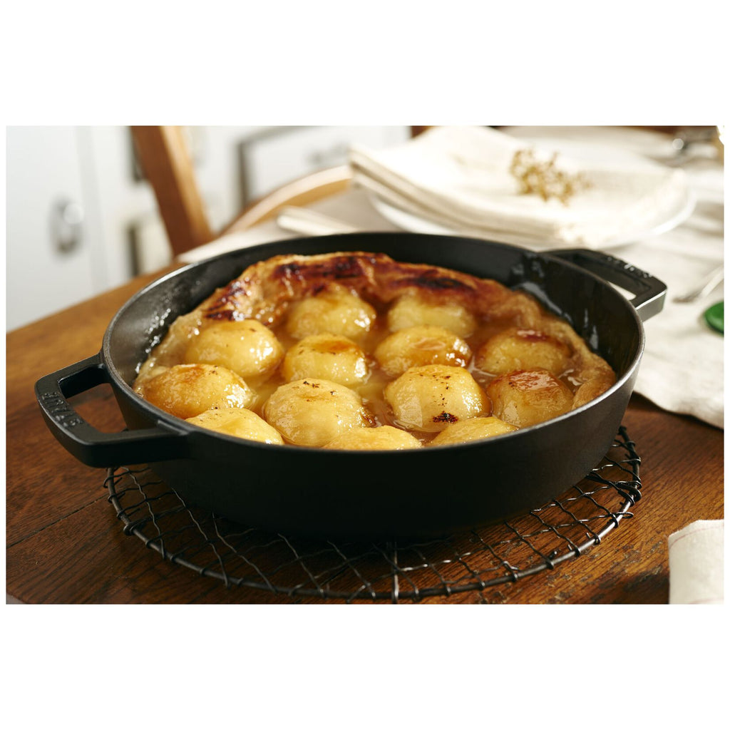 STAUB  čuguna panna ar diviem rokturiem 26 cm, melna