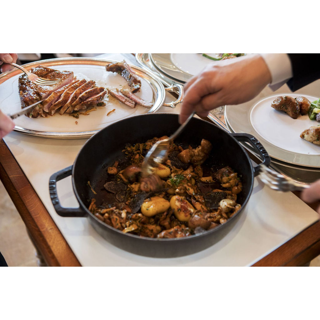 STAUB  čuguna panna ar diviem rokturiem 26 cm, melna