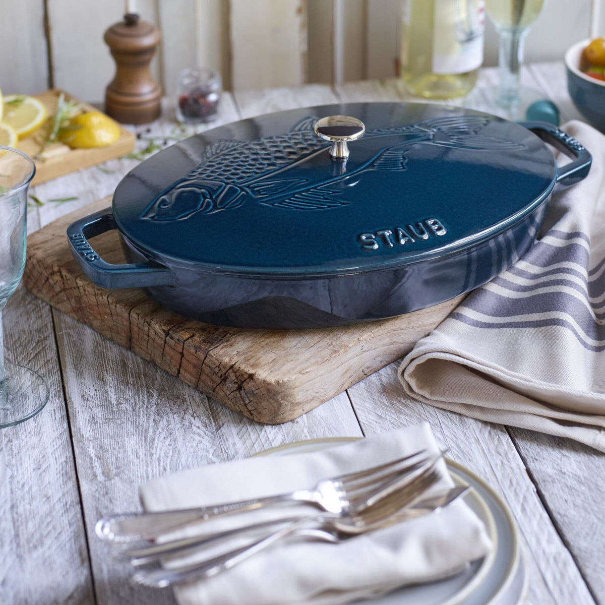 STAUB Specialities ovāls čuguna cepamtrauks zivīm ar vāku 33 cm, 2.8L, La Mer