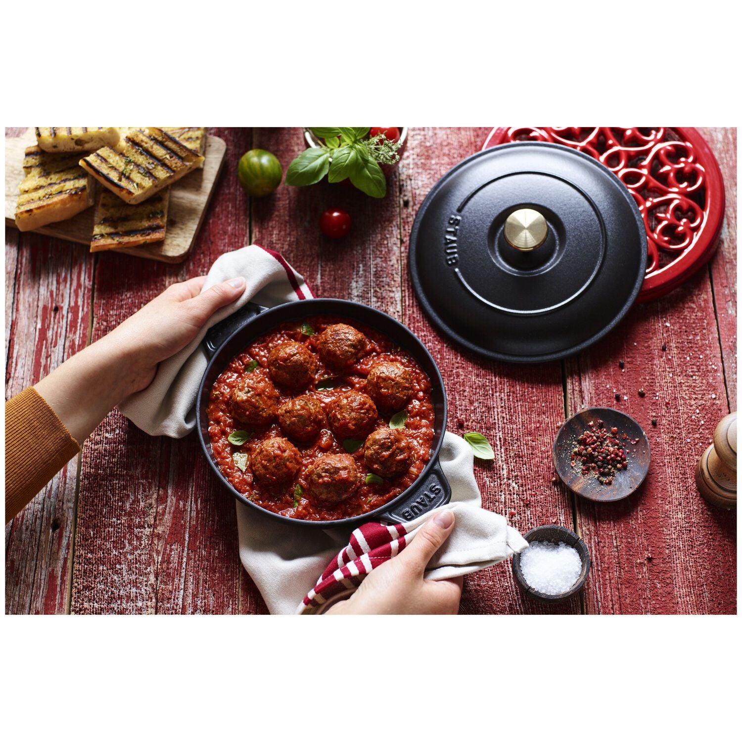 Čuguna cepeškrāsns trauks ar vāku 20cm STAUB Specialities