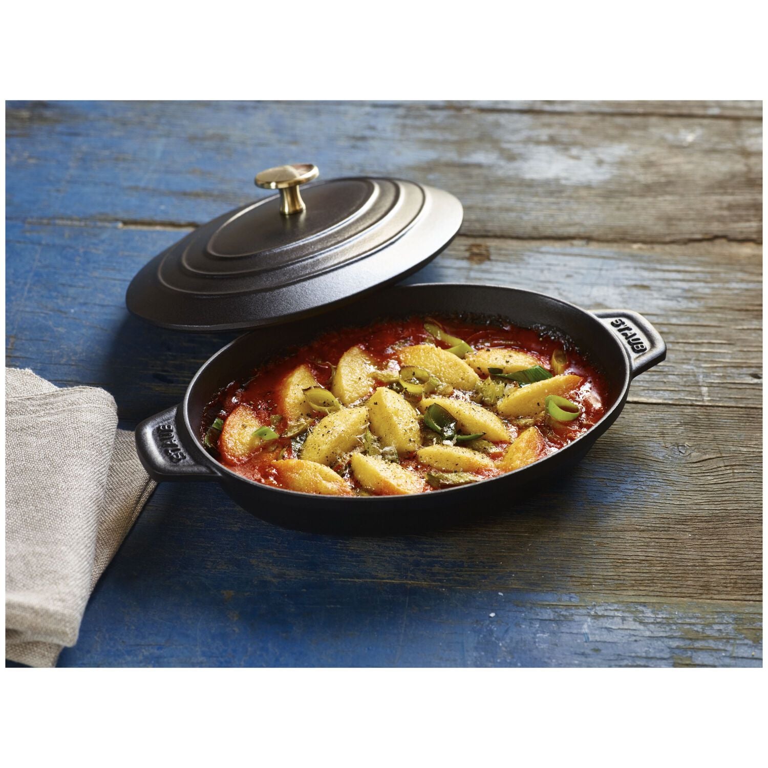 Ovāls čuguna sautējamais katls Staub Specialities 23 x 17 cm