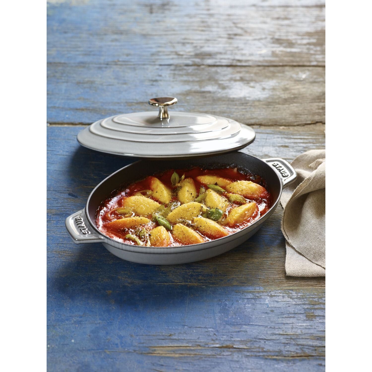 Ovāls čuguna sautējamais katls Staub Specialities 23 x 17 cm