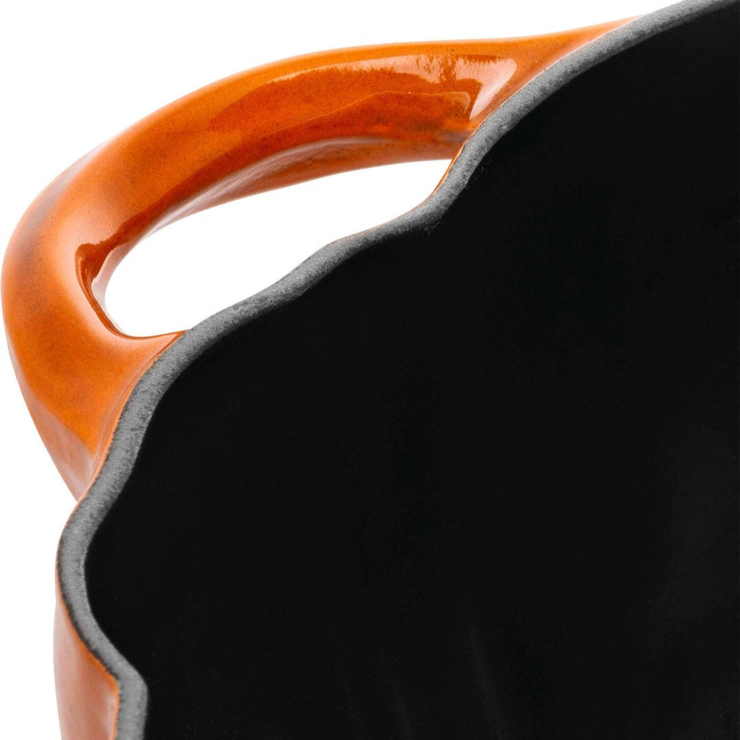 Čuguna katls ar vāku 24cm STAUB LA COCOTTE Ķirbis 3.45L, emaljēts, ar oranžu ārējo virsmu un melnas iekšpuses dizainu.