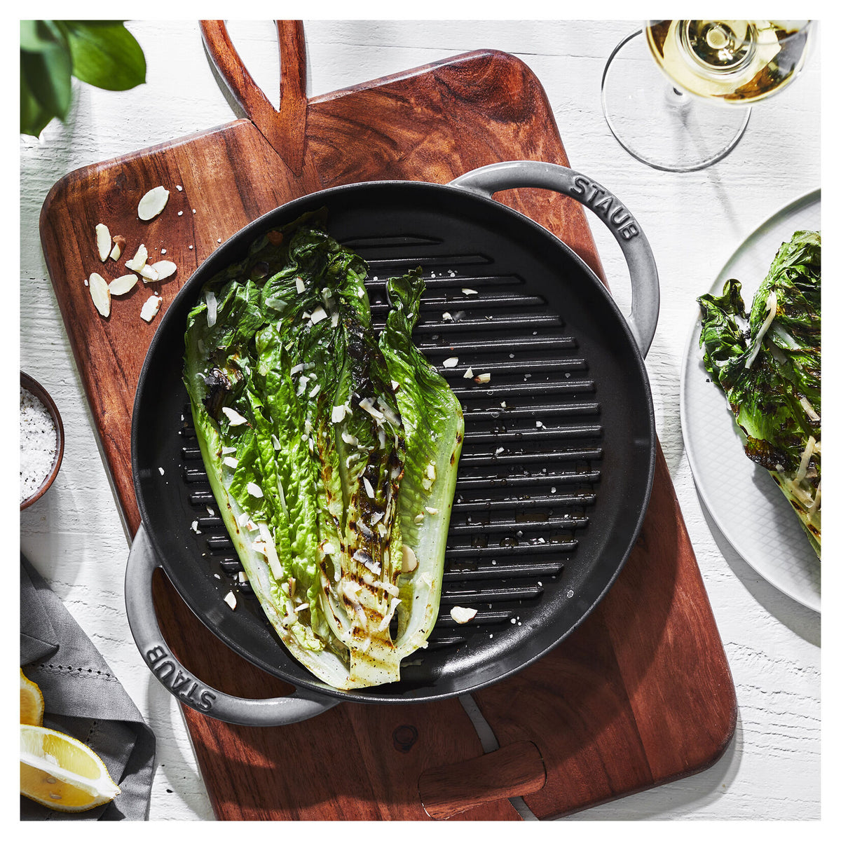 STAUB Okrągła patelnia żeliwna grillowa z dwoma chuchamiami 26 cm, czarny