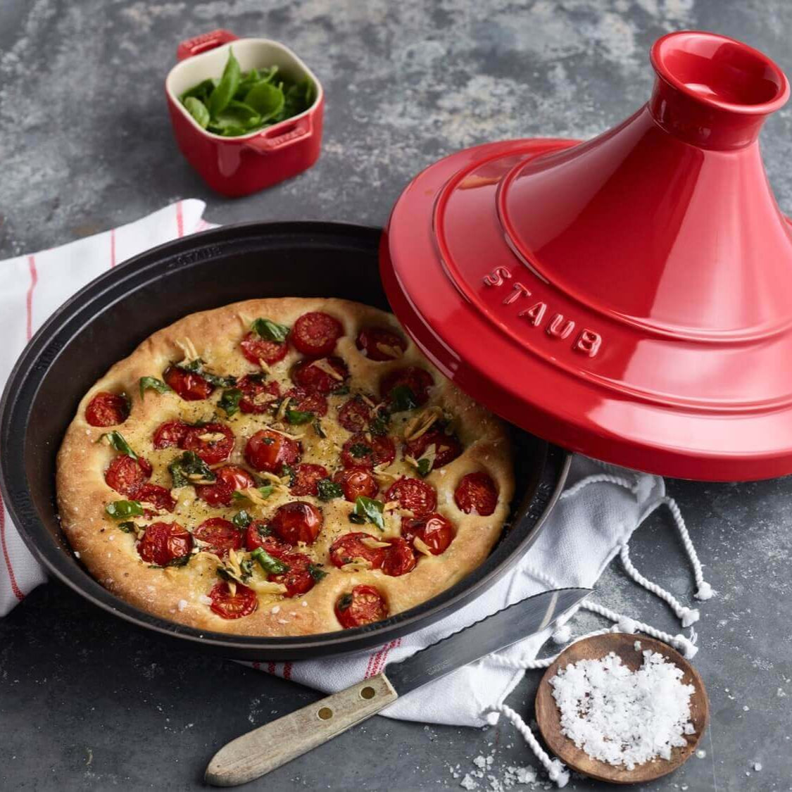 Čuguna tadžina STAUB Specialities 28 cm, sarkana