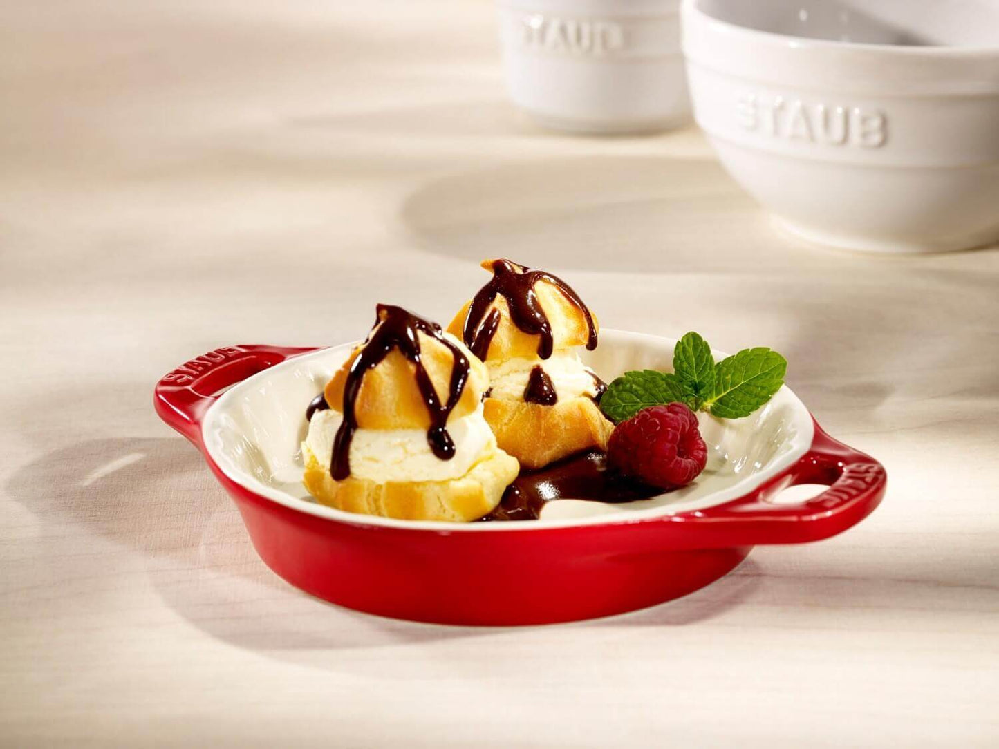 Keramikas cepšanas forma Staub Ceramique, 28cm, 2.0L sarkana