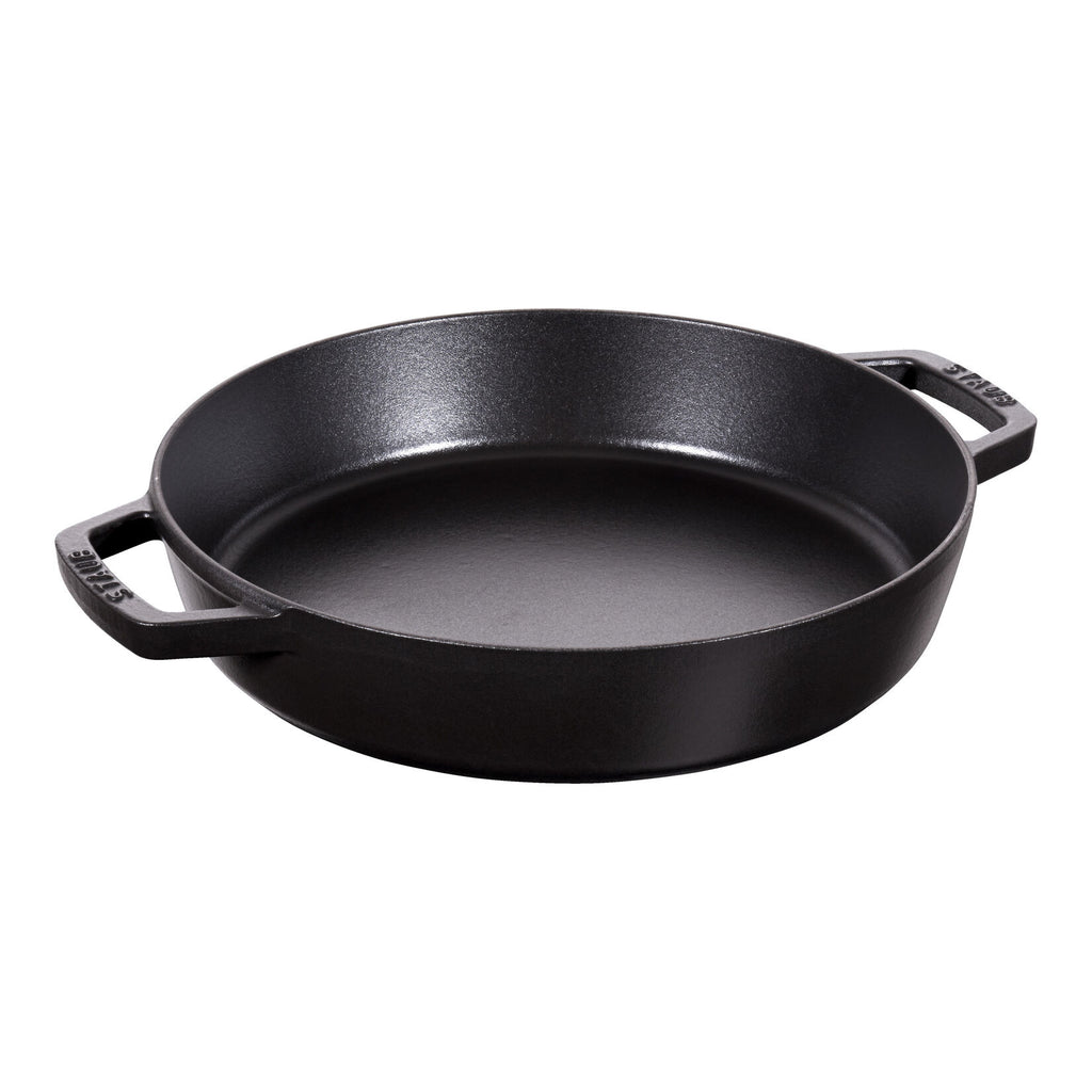 STAUB  čuguna panna ar diviem rokturiem 26 cm, melna