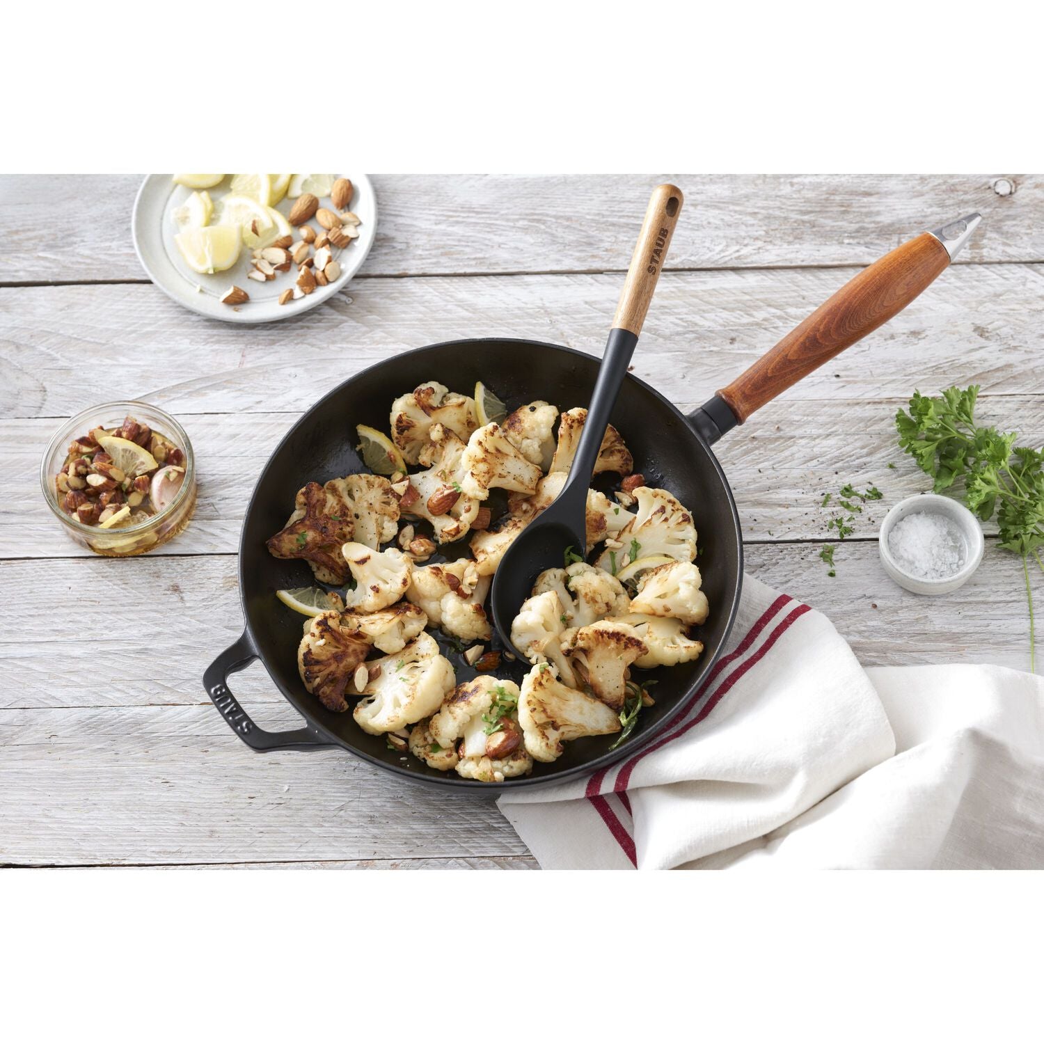 Čuguna panna ar koka rokturi STAUB Pans 28 cm