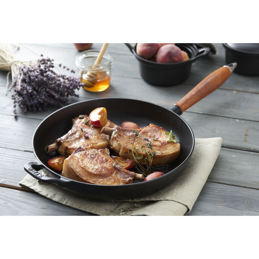 Čuguna panna ar koka rokturi STAUB Pans