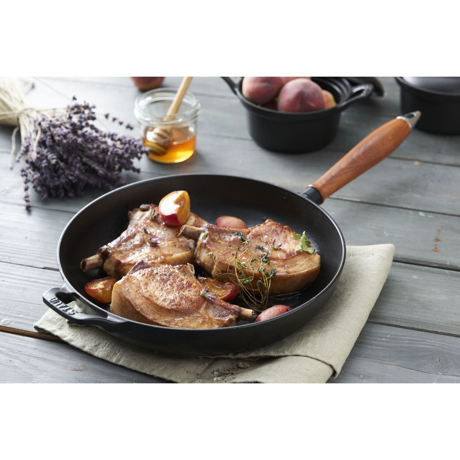 Čuguna panna ar koka rokturi STAUB Pans